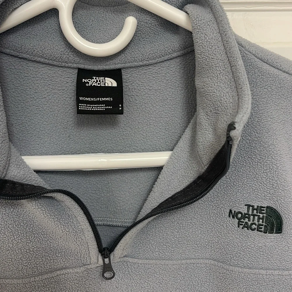 The North Face Women’s Quarter Zip Pullover - Picture 3 of 7